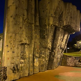 Frontón y rocódromo